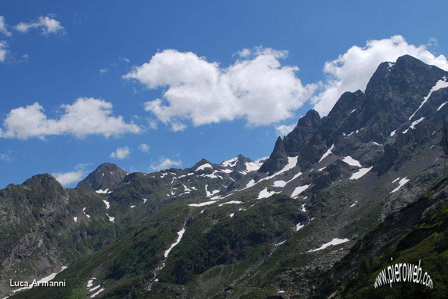 24 Dolce neve nella calura dei canaloni.JPG